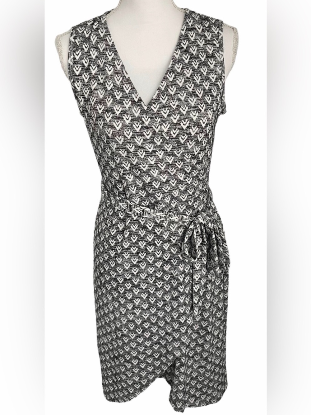 41 Hawthorn sleeveless
V-Neck Gray & White Dress